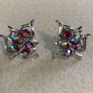 Vintage Sarah Coventry silver tone rhinestone clip on (310